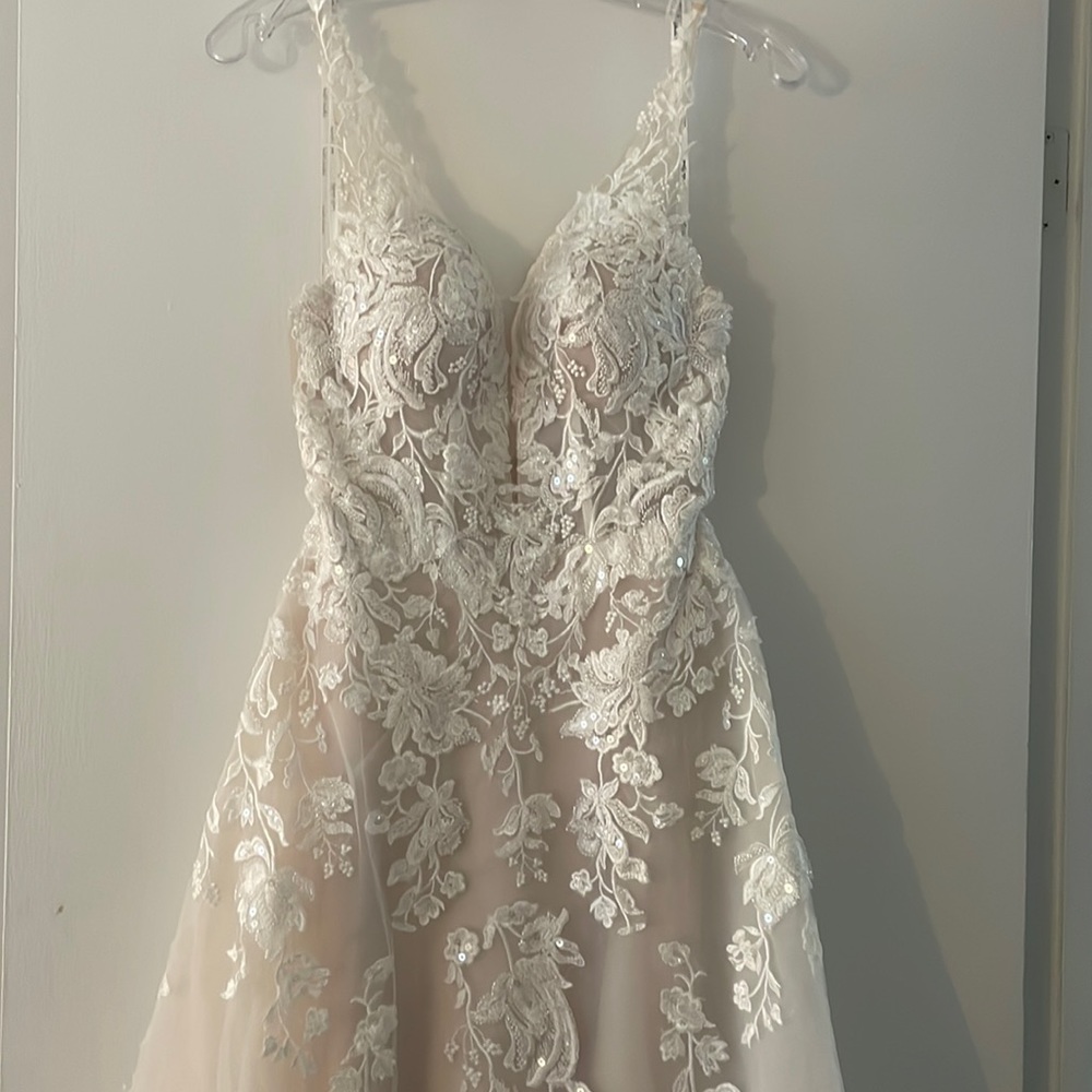 Brand new NEVER WORN Stella York 7073 wedding gown. Size 4 with no alterations.